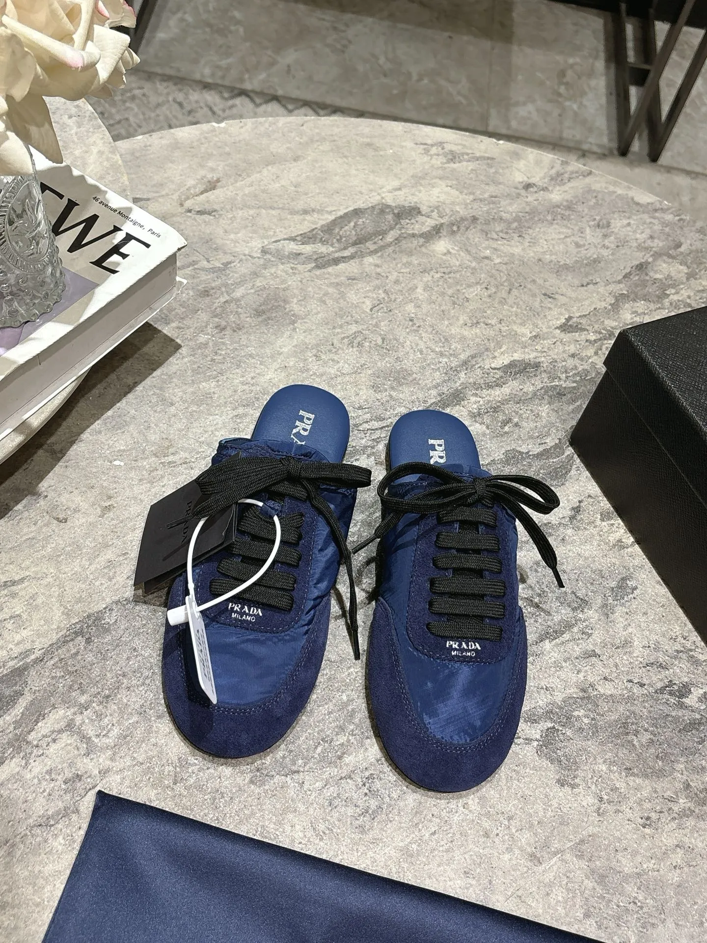 👟👟Ex-factory price 502👟👟 Prada Prada spring and summer show thin-soled moral training shoes for women. The 25ss show style item with the highest export rate. The suede upper has a texture, and the inner sheepskin is wrapped. It is soft and waxy. The insole is thickened with lambskin. It is extremely comfortable to step on, has a sense of support, and feels well wrapped. The shoe shape is full of wrapping, light, easy to wear and practical, a casual shoe, original molded rubber outsole Size: 35-39 (40 41 customized, non-refundable)